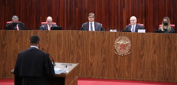 No momento, você está visualizando TSE decide que Bolsonaro não pode transmitir lives eleitorais em espaços exclusivos do presidente da República