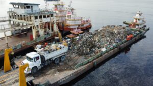 Leia mais sobre o artigo Prefeitura de Manaus realiza transbordo de resíduos sólidos despejados nas águas nos últimos 30 dias