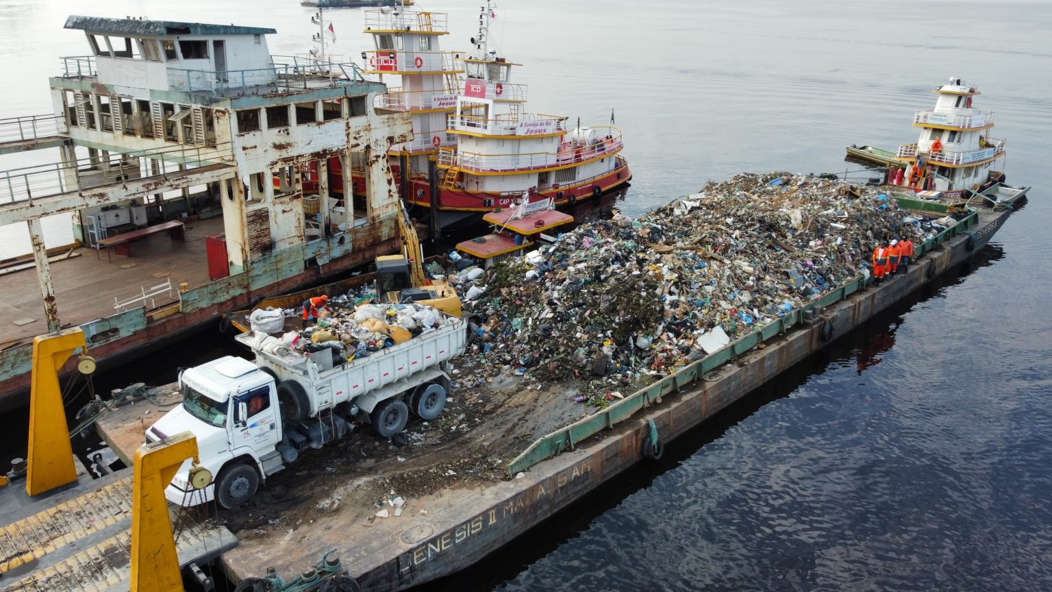 No momento, você está visualizando Prefeitura de Manaus realiza transbordo de resíduos sólidos despejados nas águas nos últimos 30 dias