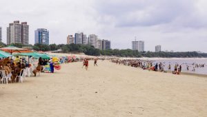 Leia mais sobre o artigo Eleitores buscam praia da Ponta Negra para relaxar após votação do segundo turno das eleições