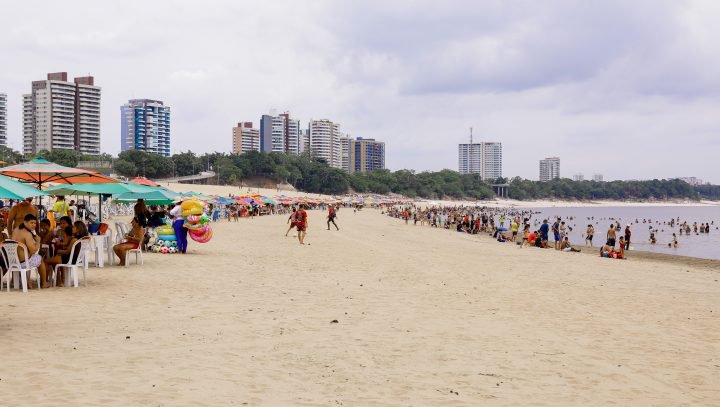 No momento, você está visualizando Eleitores buscam praia da Ponta Negra para relaxar após votação do segundo turno das eleições
