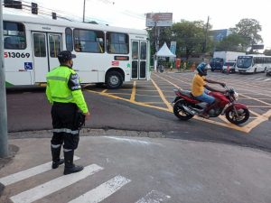 Leia mais sobre o artigo Agentes de trânsito monitoram o trânsito nos horários de pico em Manaus