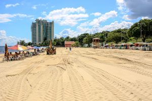 Leia mais sobre o artigo Com vazante do rio Negro, praia na Ponta Negra recebe serviço de nivelamento da areia