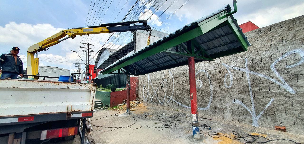 No momento, você está visualizando Abrigo de ônibus é implantado pela Prefeitura de Manaus na avenida Torquato Tapajós