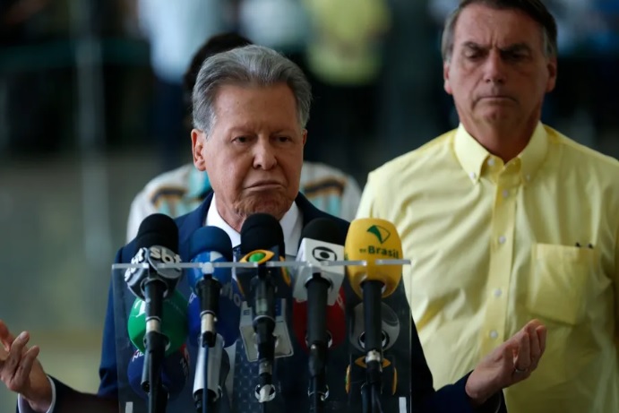 No momento, você está visualizando Após ser ofendido por Bolsonaro, Arthur Neto declara apoio ao presidente