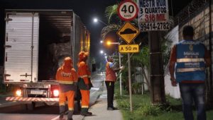 Leia mais sobre o artigo Galhardetes e placas são retiradas em ação de combate à poluição visual, em Manaus