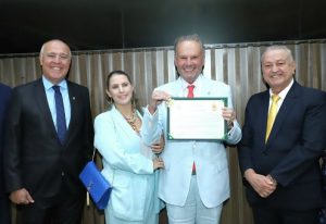 Leia mais sobre o artigo Conselheiro do TCE-AM recebe medalha de Ouro da Cidade de Manaus