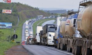 Leia mais sobre o artigo Caminhoneiros voltam a bloquear rodovias em ao menos três estados