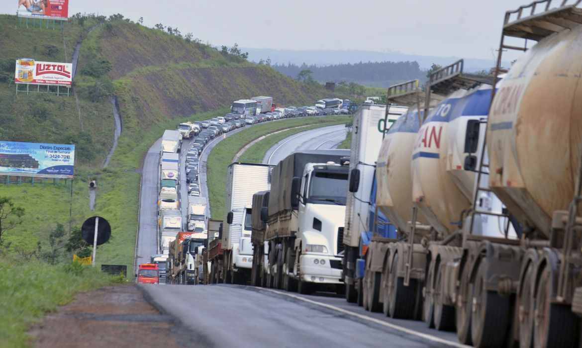No momento, você está visualizando Caminhoneiros voltam a bloquear rodovias em ao menos três estados