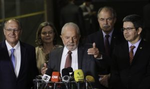 Leia mais sobre o artigo Lula diz que só definirá nomes para ministério após viagem ao Egito