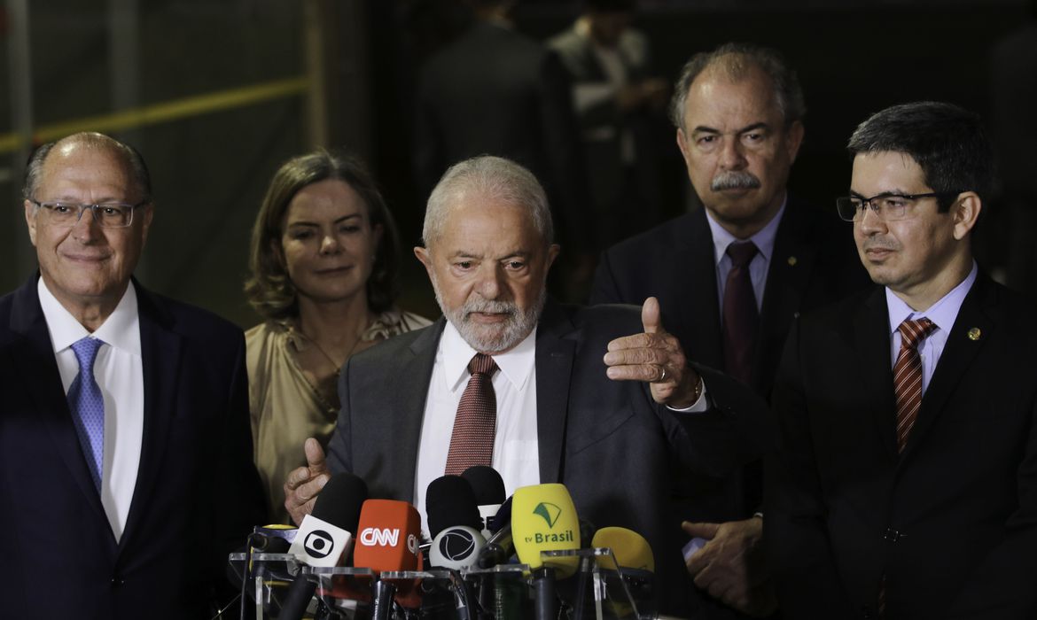 No momento, você está visualizando Lula diz que só definirá nomes para ministério após viagem ao Egito