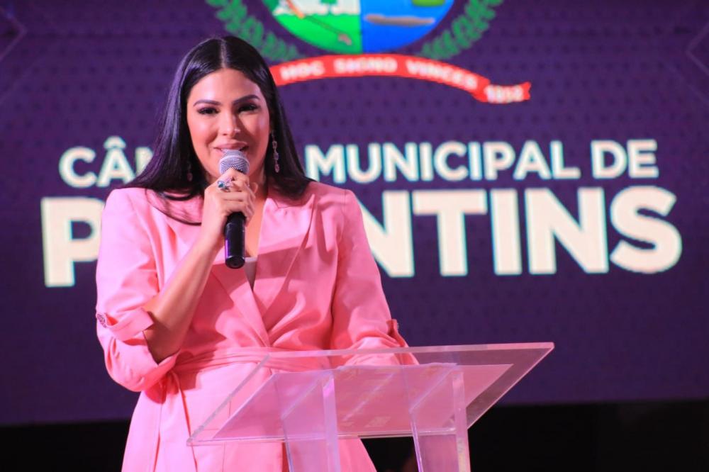 No momento, você está visualizando Em sessão emocionante, Mayra Dias recebe título de cidadania parintinense