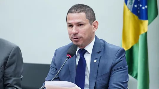No momento, você está visualizando Marcelo Ramos debocha de bolsonaristas após queda do dólar: “Não vamos precisar comer cachorro”