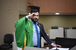Leia mais sobre o artigo Internauta provoca vereador: “Eleito democraticamente e questiona o processo”