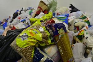 Leia mais sobre o artigo Primeiro dia do Copa na Arena arrecada 100 brinquedos e 1,5 tonelada de alimentos