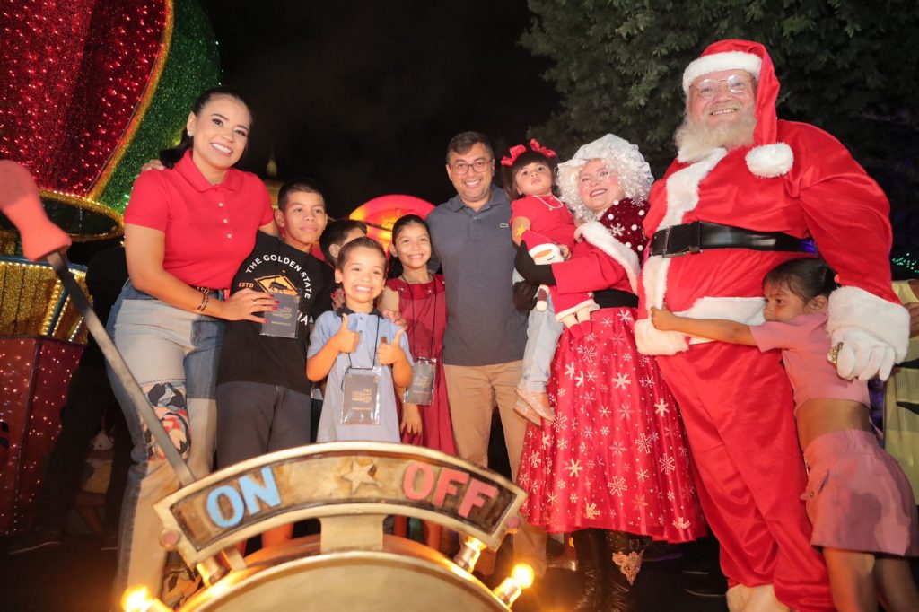No momento, você está visualizando Wilson Lima dá início à programação ‘O mundo encantado do Natal’ com inauguração de árvore de 30 metros