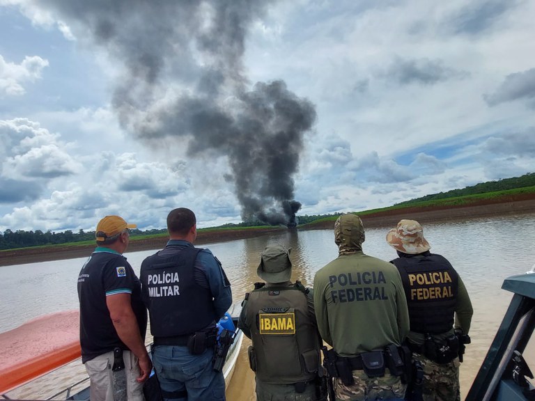 No momento, você está visualizando Polícia Federal destrói balsa destinada ao garimpo ilegal e apreende uma lacha de propriedade de garimpeiros no Amazonas