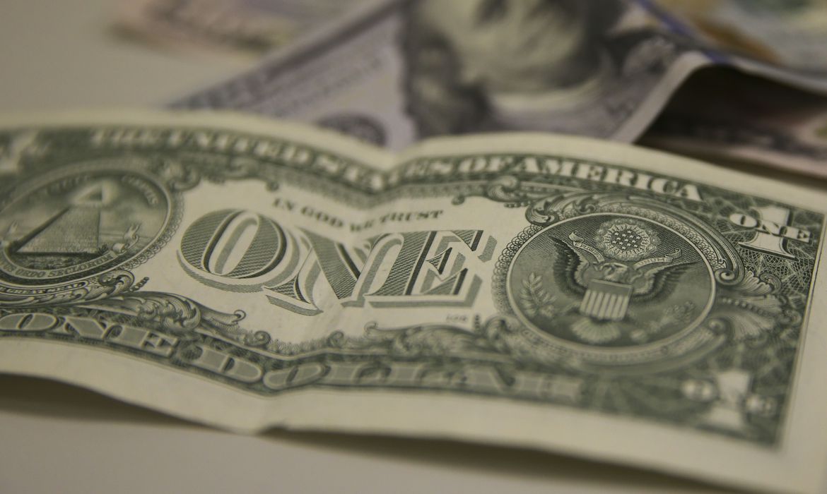 No momento, você está visualizando Dólar sobe para R$ 5,18 um dia após eleições norte-americanas