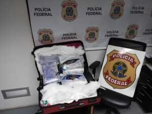 Leia mais sobre o artigo PF prende passageira que saiu de Manaus com 14 kg de skunk