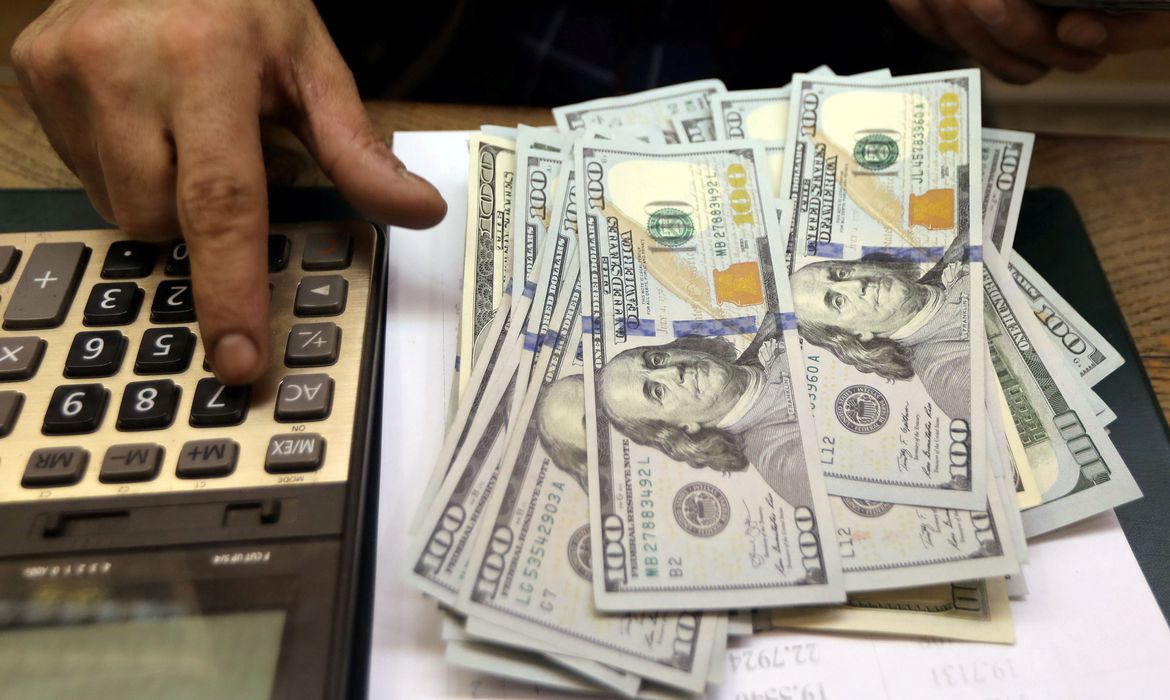 No momento, você está visualizando Dólar cai para R$ 5,27 após aprovação da PEC da Transição