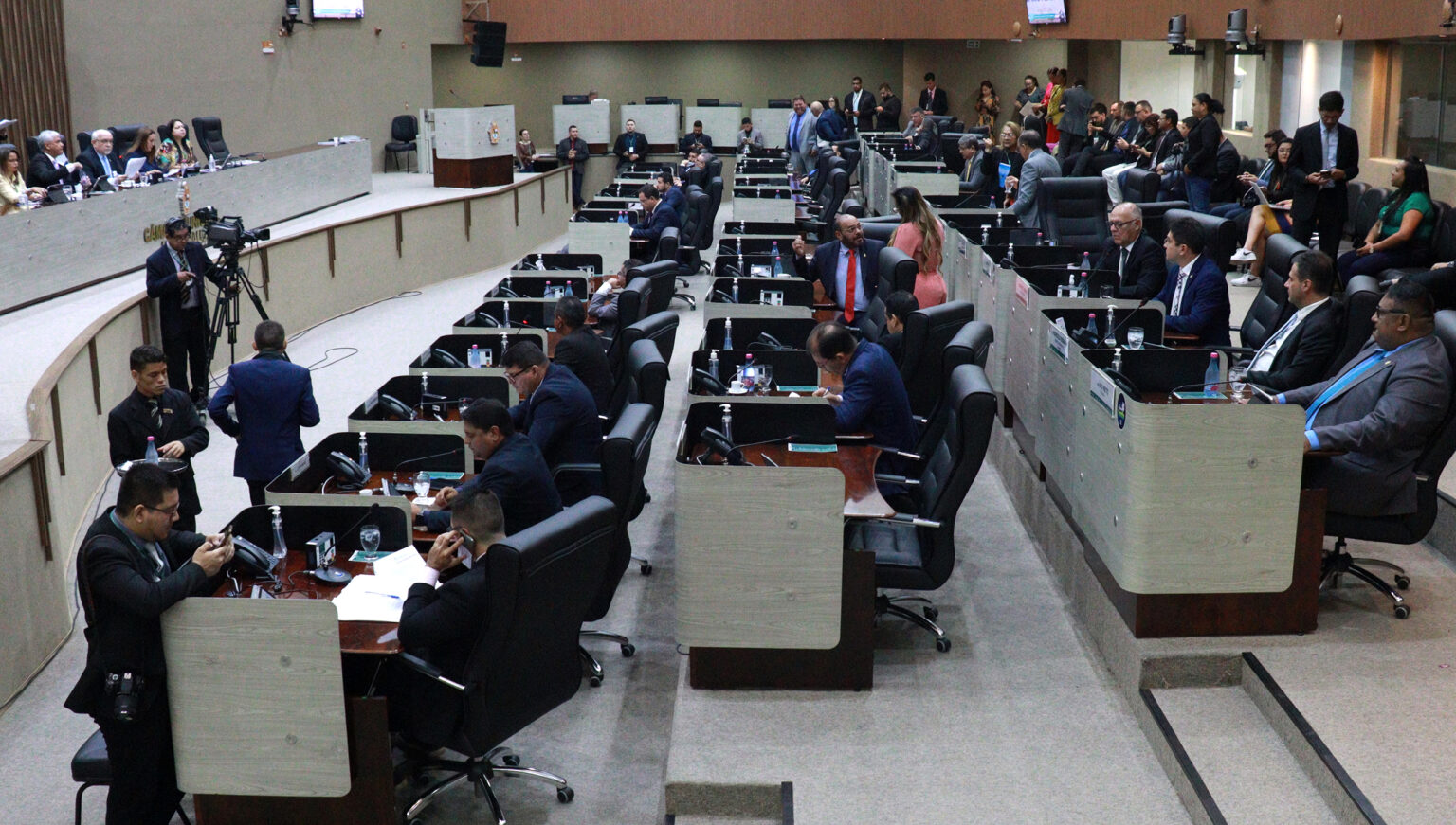 No momento, você está visualizando Vereadores de Manaus aprovam reajuste de 15% aos servidores de cargos em comissão e funções gratificadas da Prefeitura