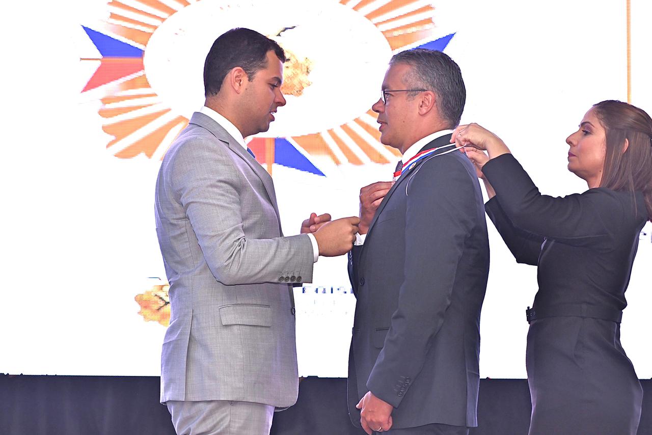 No momento, você está visualizando Conselheiro Josué Cláudio recebe Medalha do Mérito Legislativo
