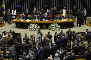 Leia mais sobre o artigo Deputados aprovam aumento salarial para presidente, ministros e parlamentares
