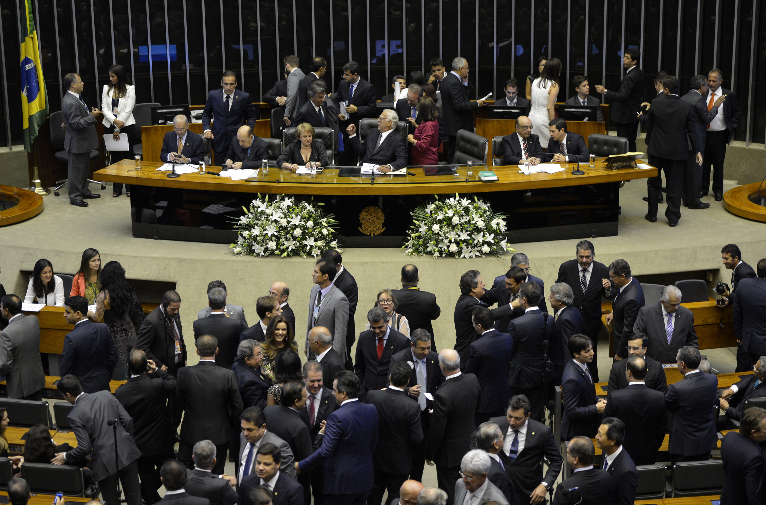 No momento, você está visualizando Deputados aprovam aumento salarial para presidente, ministros e parlamentares