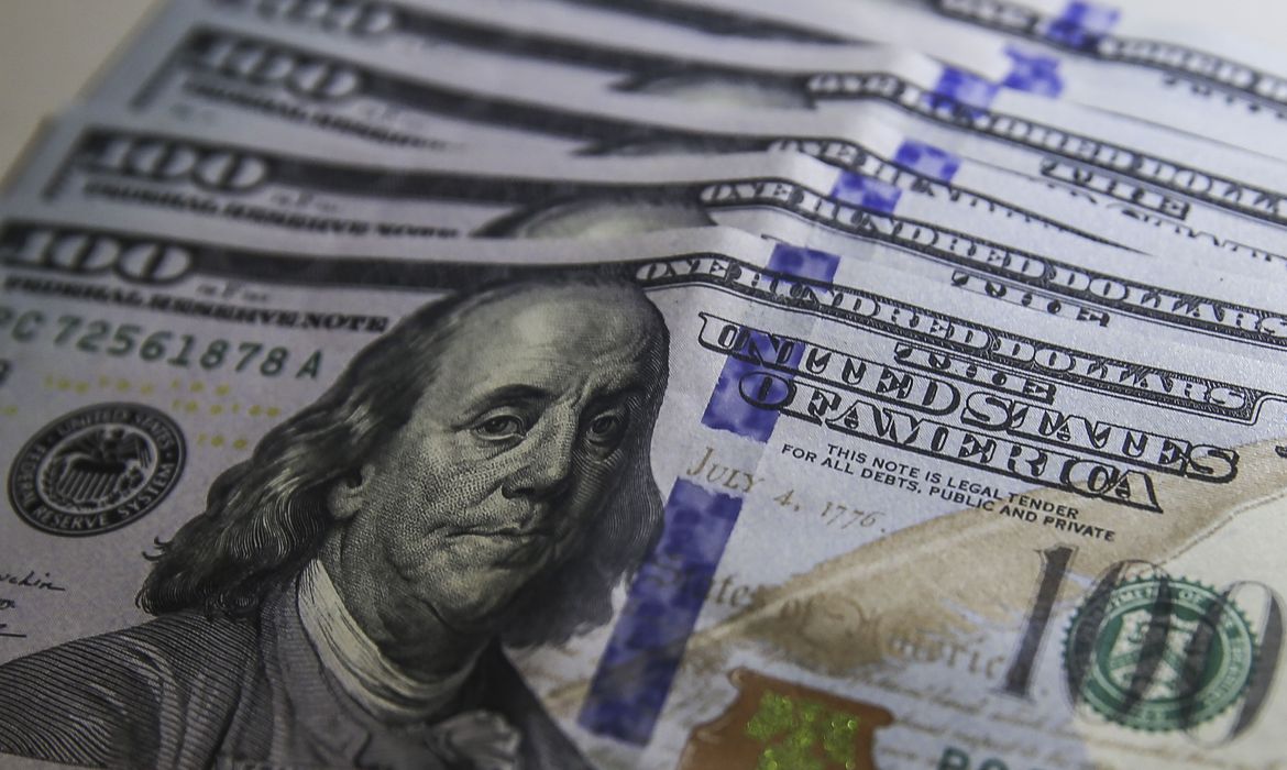 No momento, você está visualizando Dólar cai para R$ 5,20 após acordo que limita PEC da Transição