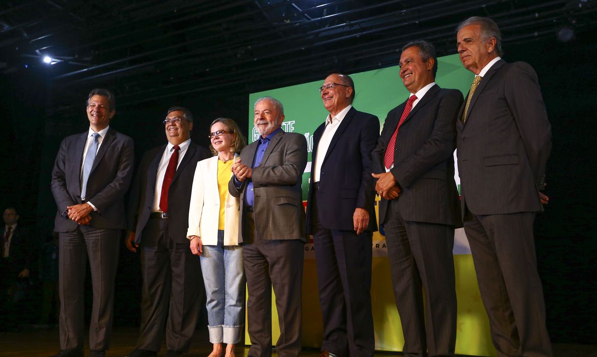 No momento, você está visualizando Lula anuncia cinco ministros do futuro governo