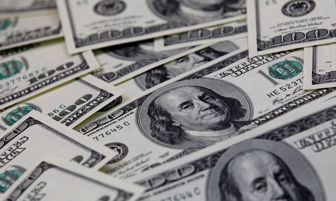 No momento, você está visualizando Dólar sobe para R$ 5,20 e fecha no maior nível em 11 dias
