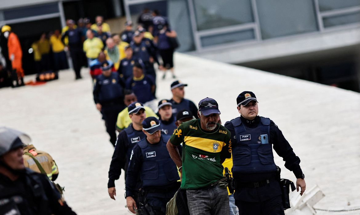 No momento, você está visualizando Justiça mantém prisão de 942 investigados por atos golpistas