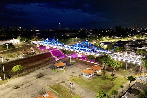 No momento, você está visualizando <strong>Prefeito David Almeida vistoria nova iluminação especial da ponte Benjamin Constant</strong>
