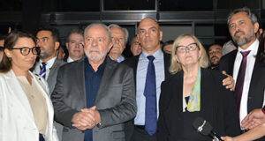 Leia mais sobre o artigo Ministros e presidente Lula avaliam estragos após vandalismo no STF