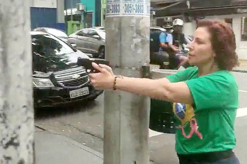 No momento, você está visualizando Gilmar Mendes determina busca e apreensão de armas em poder da deputada Carla Zambelli
