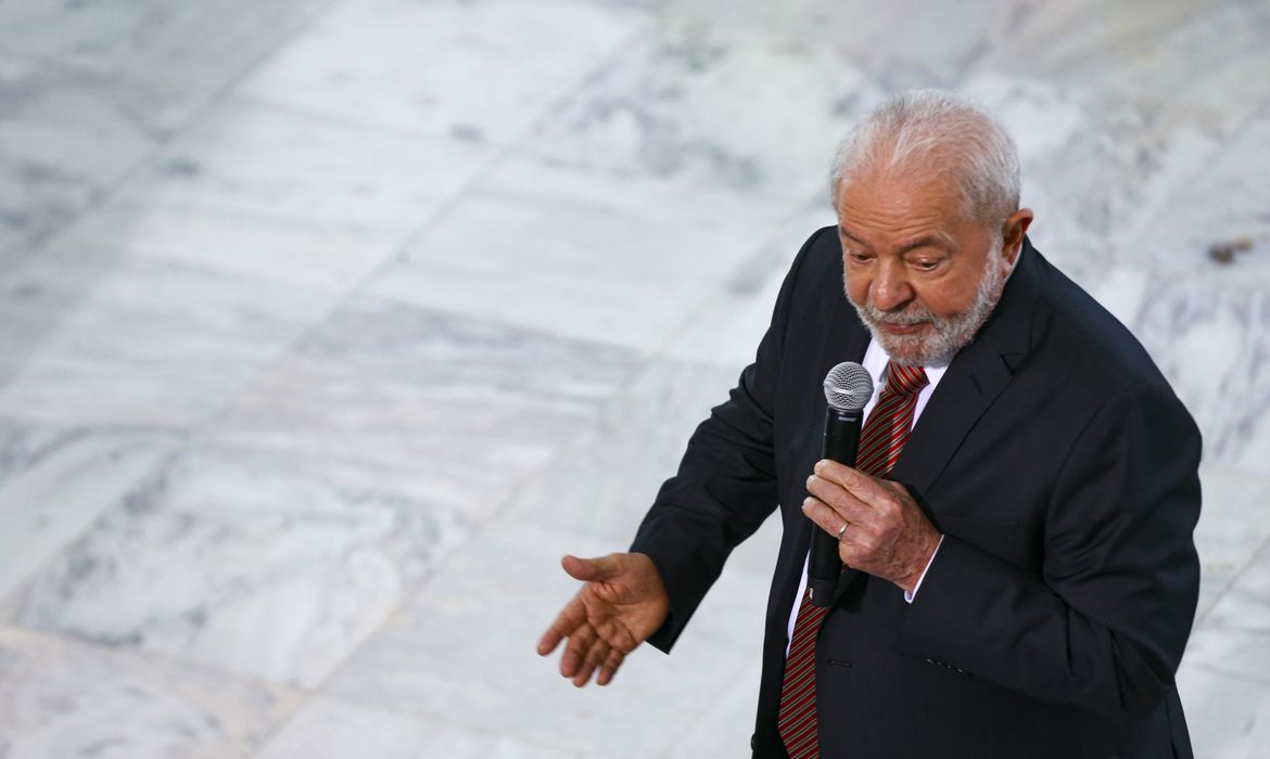No momento, você está visualizando “É preciso colocar o rico no imposto de renda”, diz Lula