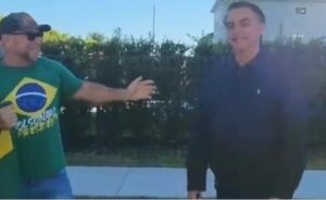Leia mais sobre o artigo Bolsonaro limpa o rosto após ser beijado por apoiador nos EUA