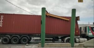 Leia mais sobre o artigo Carreta atinge limitador de altura e trava trânsito em Manaus