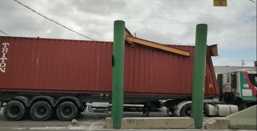 No momento, você está visualizando Carreta atinge limitador de altura e trava trânsito em Manaus