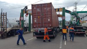 Leia mais sobre o artigo Limitadores de altura danificados por carreta são retirados de viaduto em Manaus