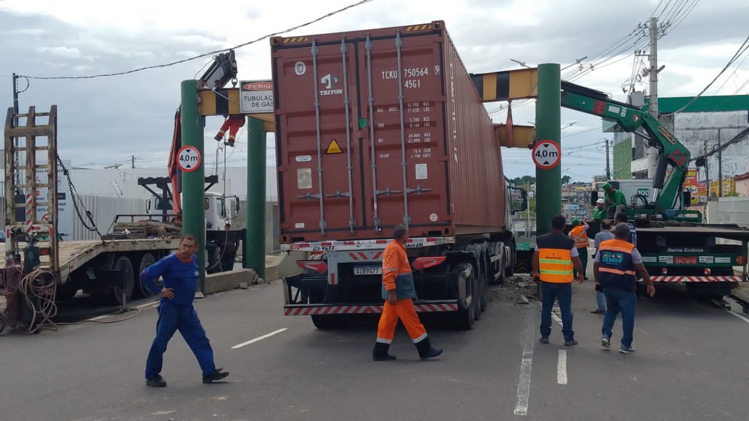 No momento, você está visualizando Limitadores de altura danificados por carreta são retirados de viaduto em Manaus
