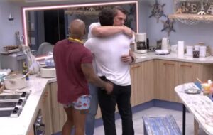 Leia mais sobre o artigo Gustavo abraça Cristian após votar em brother: ‘Fica tranquilo, irmão’