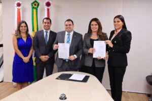Leia mais sobre o artigo Roberto Cidade e Defensor Público-Geral assinam termo de cooperação técnica para fortalecer proteção à mulher