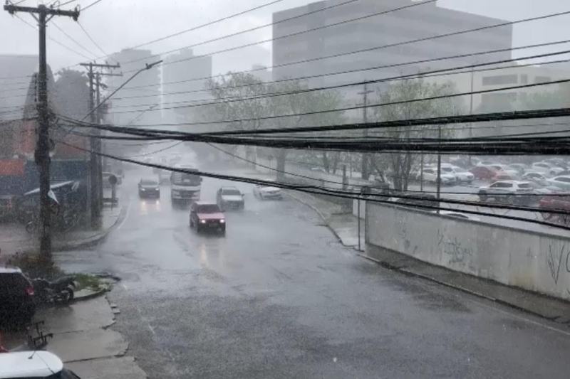 No momento, você está visualizando Prefeitura recebe mais de 70 ocorrências pela Central 199 após temporal em Manaus