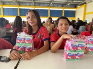 Leia mais sobre o artigo <strong>Dignidade Menstrual: Mais de 9 mil pacotes de absorventes são entregues a meninas em vulnerabilidade</strong>