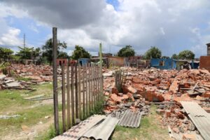 Leia mais sobre o artigo Prefeitura segue obra no parque Gigantes da Floresta com demolições em área ocupada irregularmente em APP