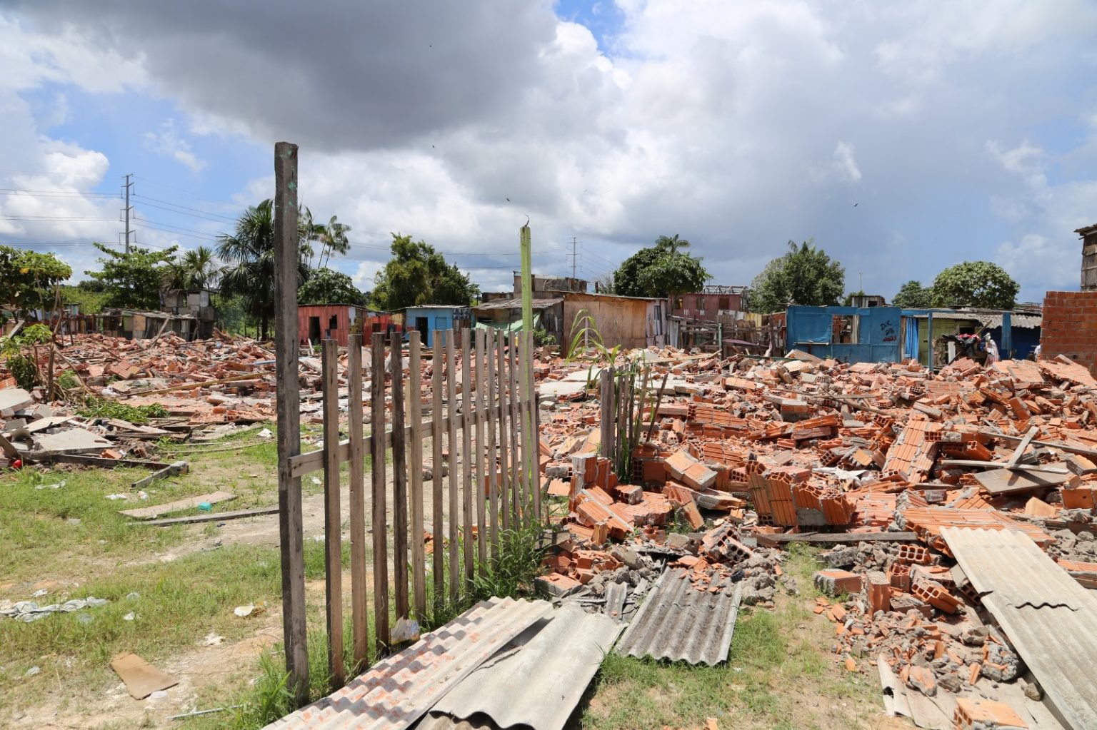 No momento, você está visualizando Prefeitura segue obra no parque Gigantes da Floresta com demolições em área ocupada irregularmente em APP