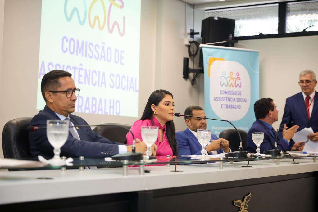 No momento, você está visualizando Deputada Mayra Dias instala Comissão de Assistência Social
