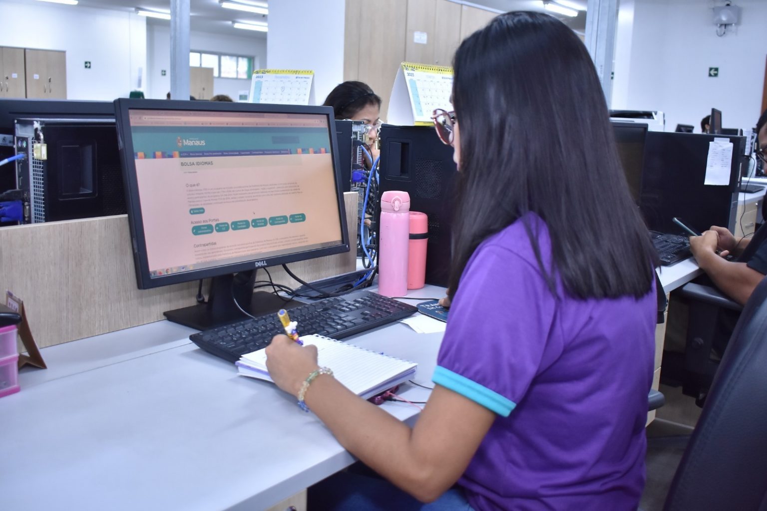 No momento, você está visualizando Prefeitura vai ampliar alcance do Programa Bolsa Idiomas em Manaus