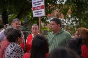 Leia mais sobre o artigo Caio André ouve demandas de famílias atingidas pelas chuvas e coloca parlamento à disposição da Prefeitura